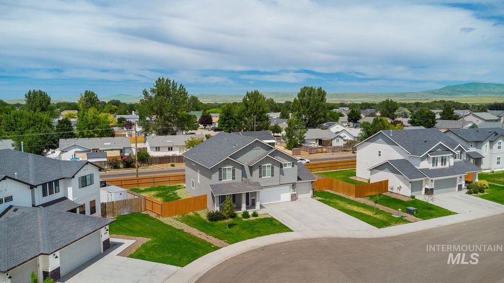 Photo of 930 SW Accipiter Pl, Mountain Home, ID 83647 (MLS # 98991127)