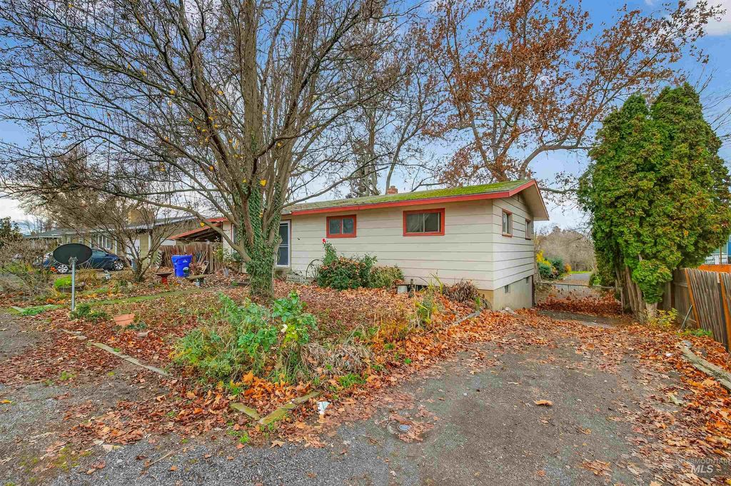 Photo of 3508 8th St, Lewiston, ID 83501 (MLS # 98969499)