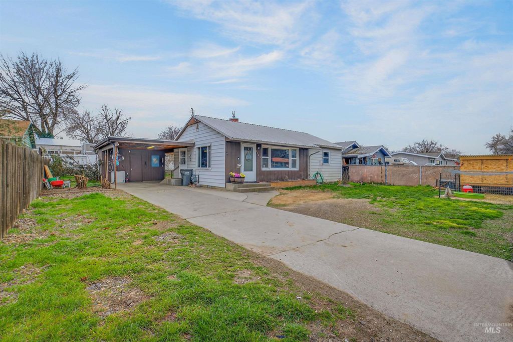 Photo of 1409 Elm Street, Clarkston, WA 99403 (MLS # 98978118)