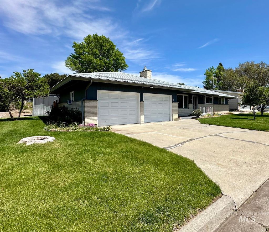 Photo of 144 Lloyd Ave, Weiser, ID 83672 (MLS # 98985731)