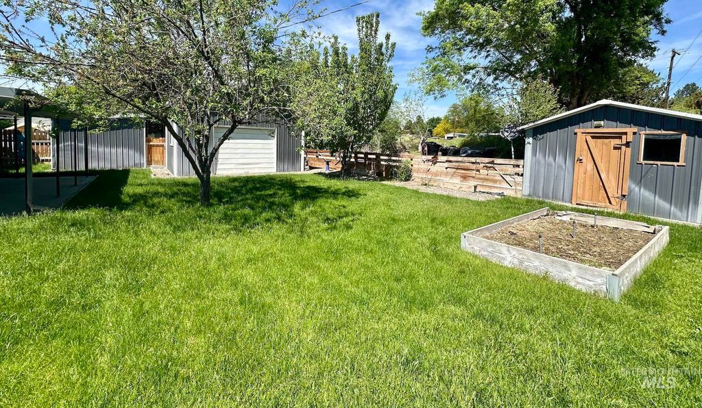Photo of 144 Lloyd Ave, Weiser, ID 83672 (MLS # 98985731)