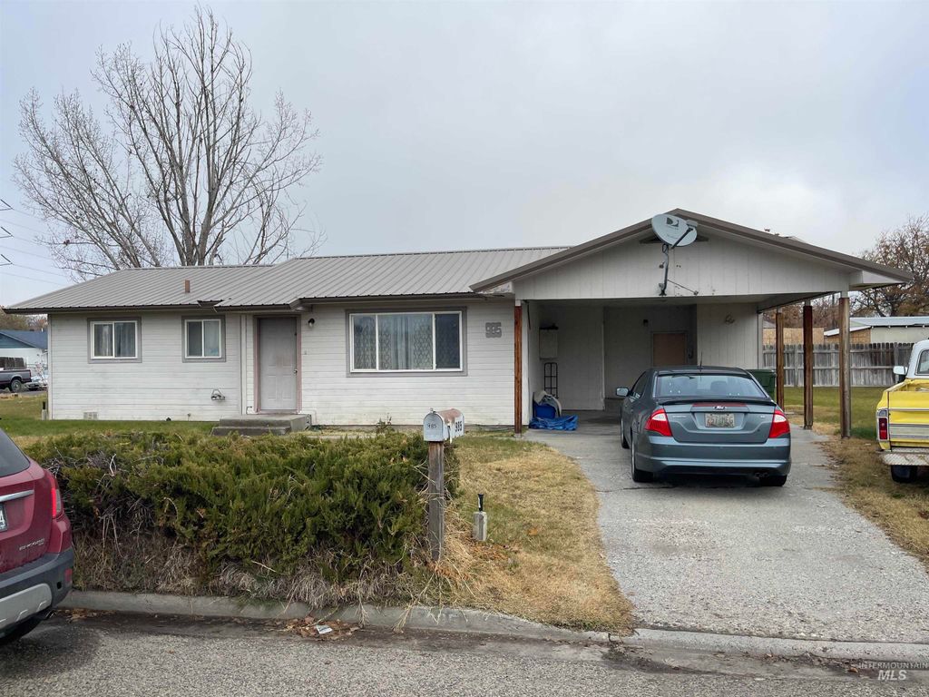 Photo of 985 NW 2nd Ave, Ontario, OR 97914 (MLS # 98968281)