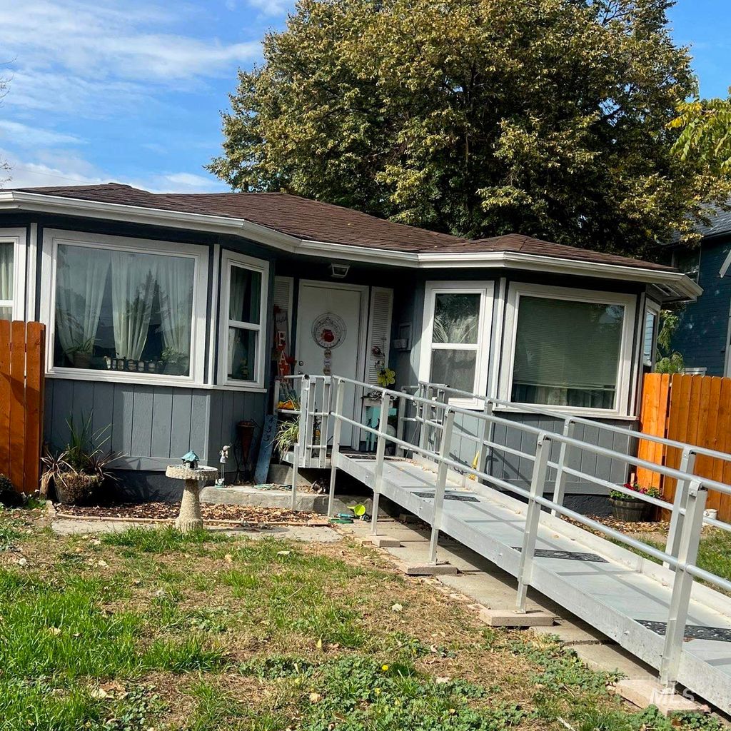 Photo of 433 N 6th St, Payette, ID 83661 (MLS # 98964857)