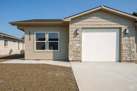 Photo of 1235 Phillips Circle, Ontario, OR 97914 (MLS # 98976464)