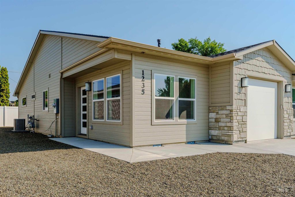 Photo of 1235 Phillips Circle, Ontario, OR 97914 (MLS # 98976464)