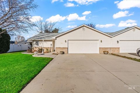 Photo of 710 W Benton Ave, Nampa, ID 83651 (MLS # 98969491)