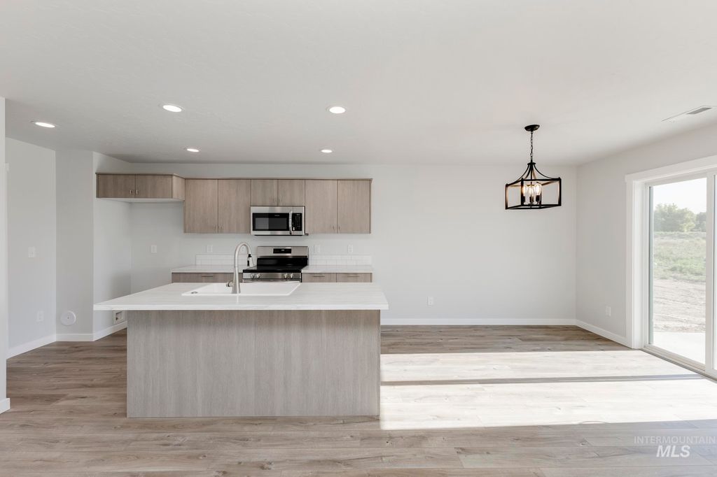 Photo of 976 Thunderbolt St, Mountain Home, ID 83647 (MLS # 98981846)