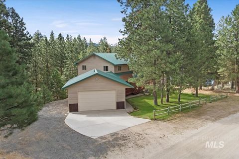 Photo of 1496 Pine Ridge Dr, Cascade, ID 83611 (MLS # 98957879)