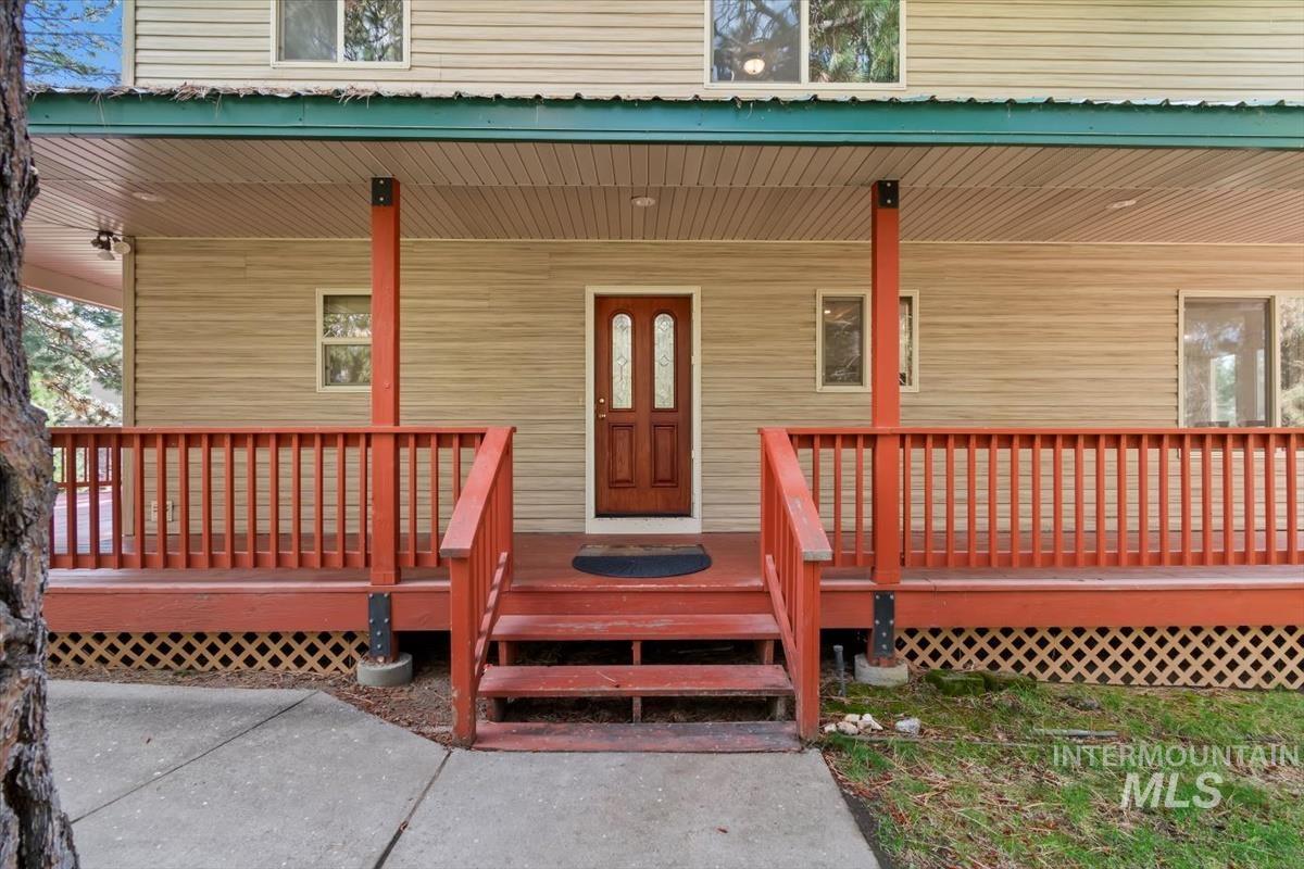 Doorway to property with a porch