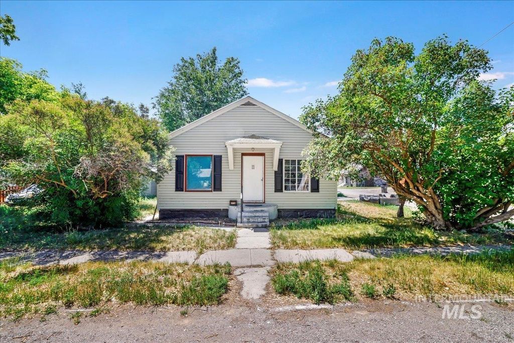 Photo of 202 2nd St, Shoshone, ID 83352 (MLS # 98951571)