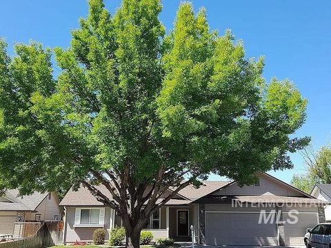 Photo of 2000 E Chimere Dr, Meridian, ID 83646 (MLS # 98965875)