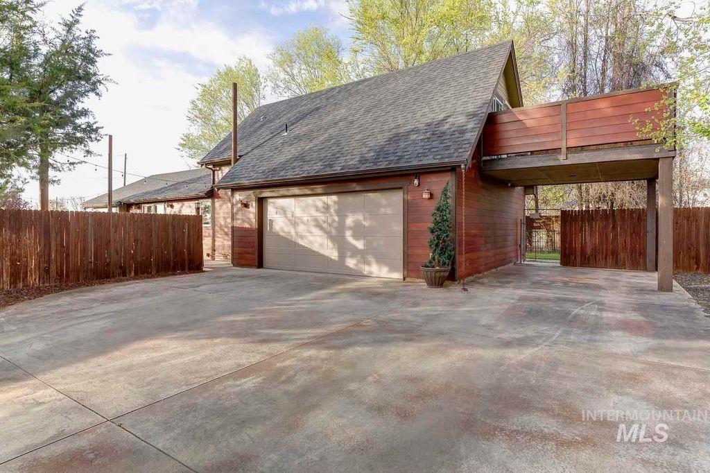 Photo of 1112 N Whitewater Park Blvd, Boise, ID 83703 (MLS # 98981132)