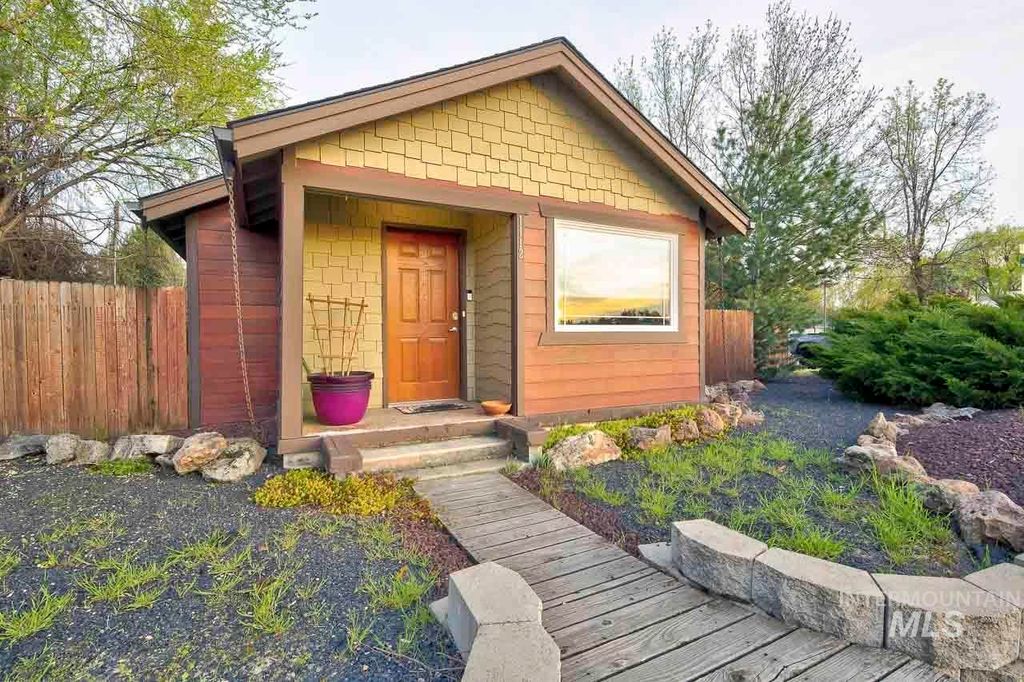 Photo of 1112 N Whitewater Park Blvd, Boise, ID 83703 (MLS # 98981132)