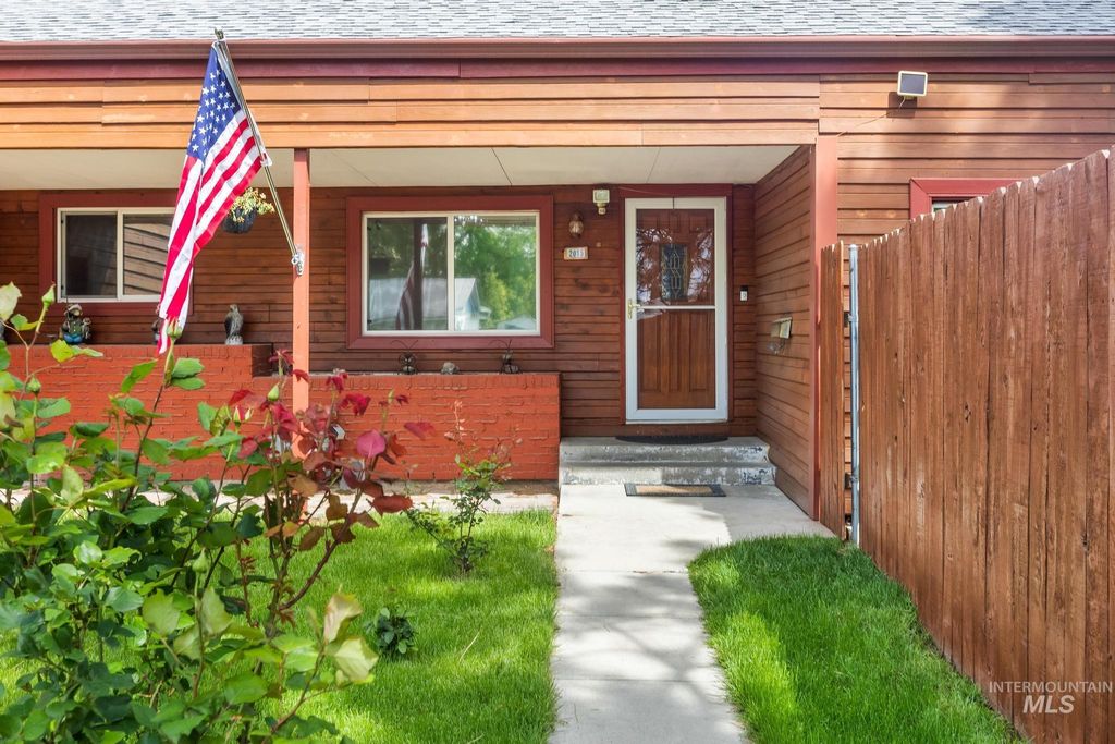 Photo of 2015 Washington Ave, Caldwell, ID 83605 (MLS # 98969091)