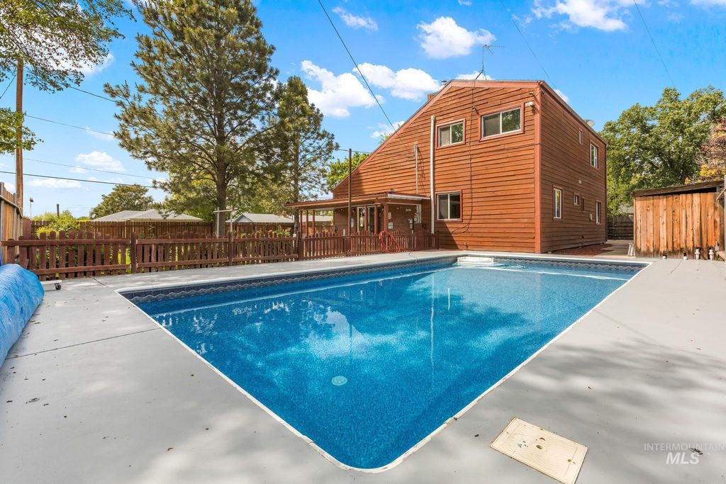 Photo of 2015 Washington Ave, Caldwell, ID 83605 (MLS # 98969091)