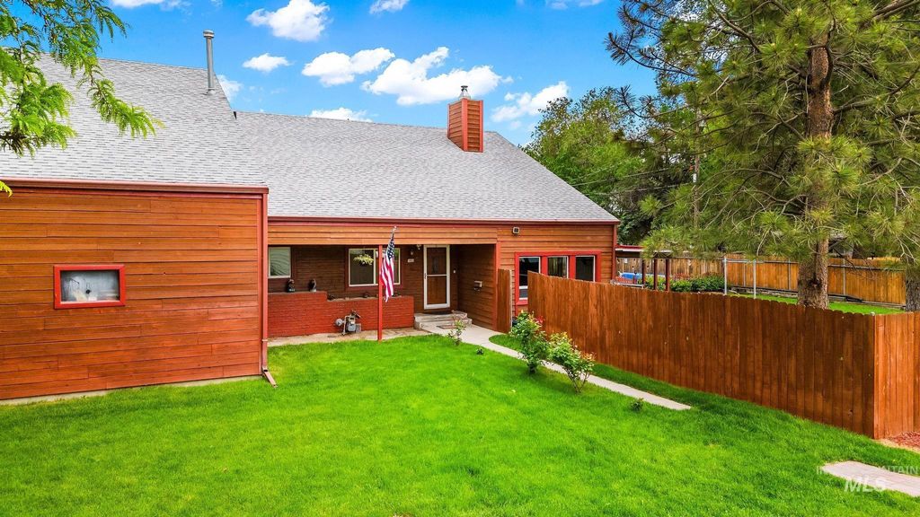 Photo of 2015 Washington Ave, Caldwell, ID 83605 (MLS # 98969091)