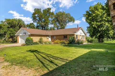 Photo of 137 S 200 W, Jerome, ID 83338 (MLS # 98969326)