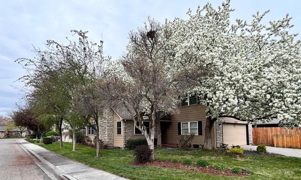 Photo of 352 W Greensboro Ct, Boise, ID 83706 (MLS # 98982509)