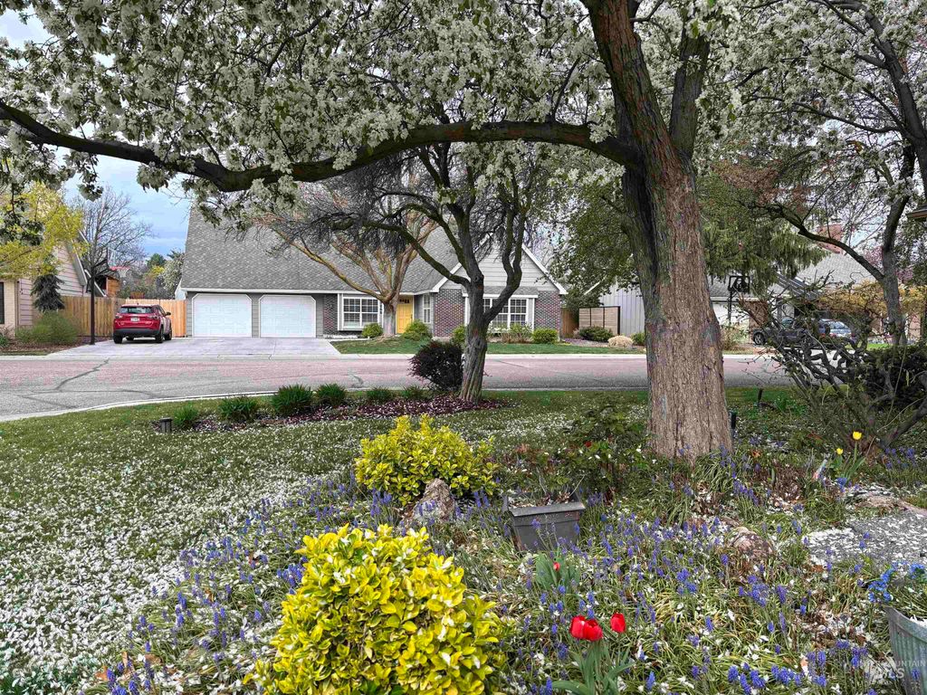 Photo of 352 W Greensboro Ct, Boise, ID 83706 (MLS # 98982509)