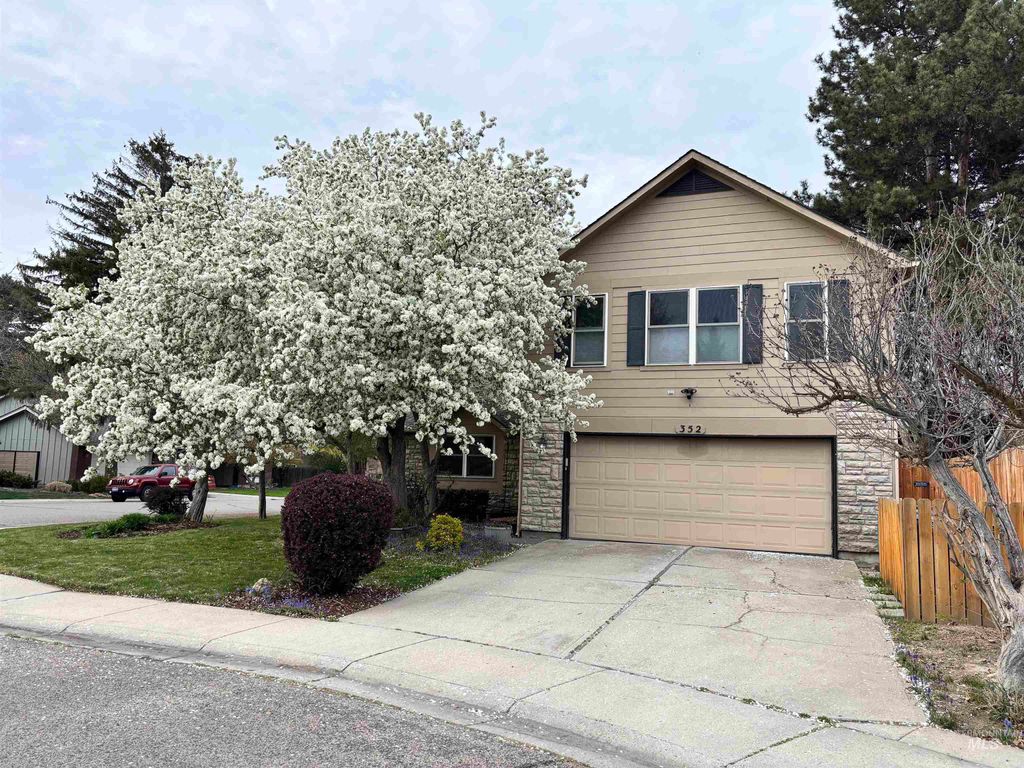 Photo of 352 W Greensboro Ct, Boise, ID 83706 (MLS # 98982509)