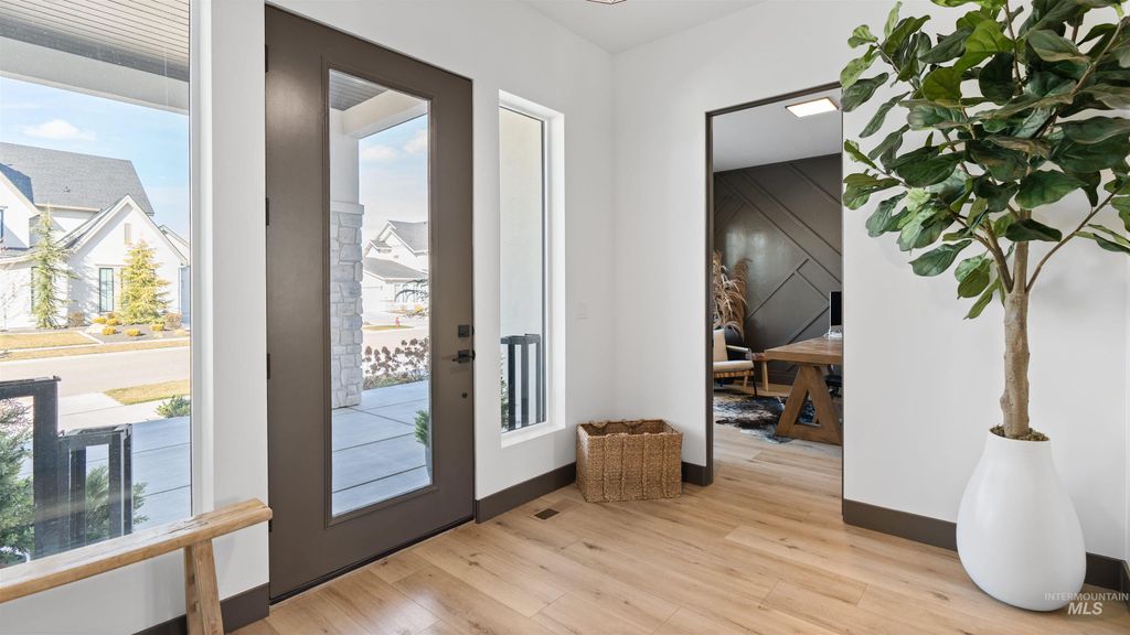 Photo of 5043 W Oakford Dr, Meridian, ID 83646 (MLS # 98977252)