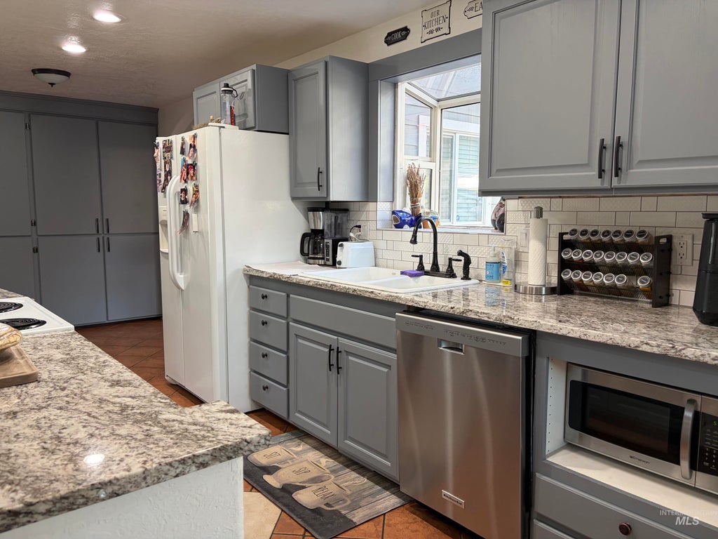 Photo of 875 Terrell Dr, Mountain Home, ID 83647 (MLS # 98998579)
