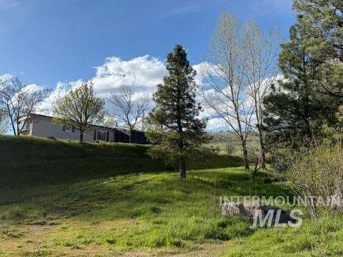 Photo of 140 Brownlee Loop Rd, Horseshoe Bend, ID 83629 (MLS # 98984921)