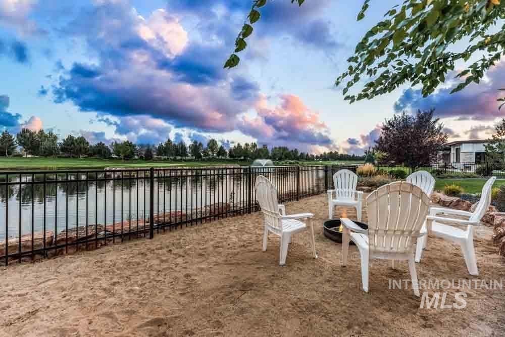2075 W Three Lakes Dr
