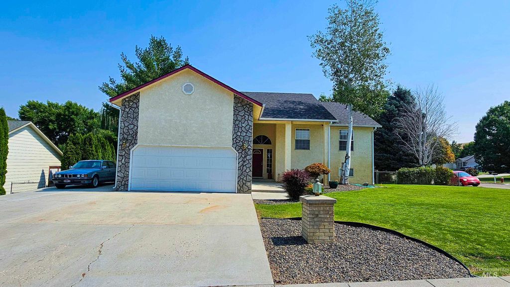 Photo of 875 Hughes Dr, Payette, ID 83661 (MLS # 98963878)