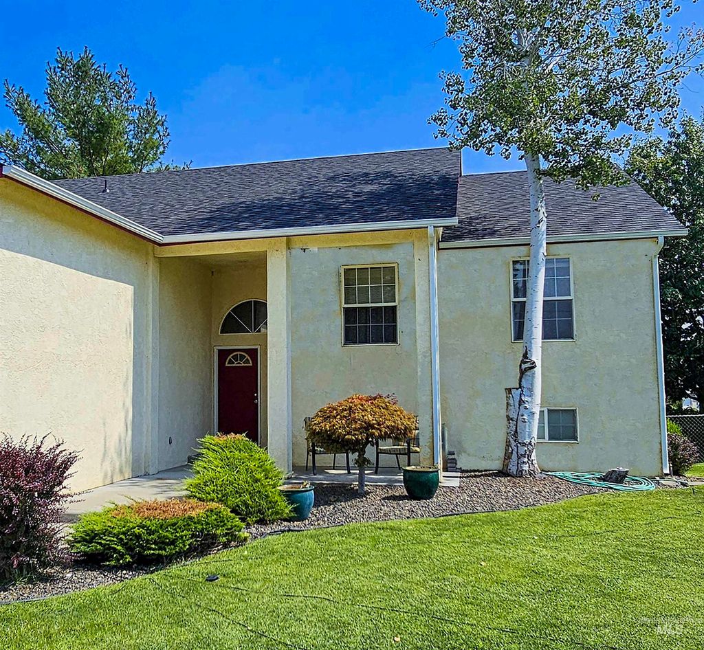 Photo of 875 Hughes Dr, Payette, ID 83661 (MLS # 98963878)