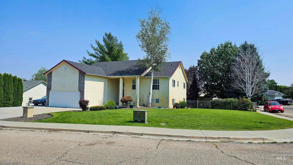 Photo of 875 Hughes Dr, Payette, ID 83661 (MLS # 98963878)