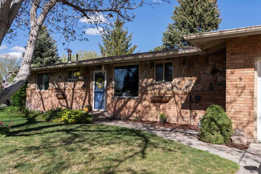 Photo of 976 Desert View Dr, Twin Falls, ID 83301 (MLS # 98982546)