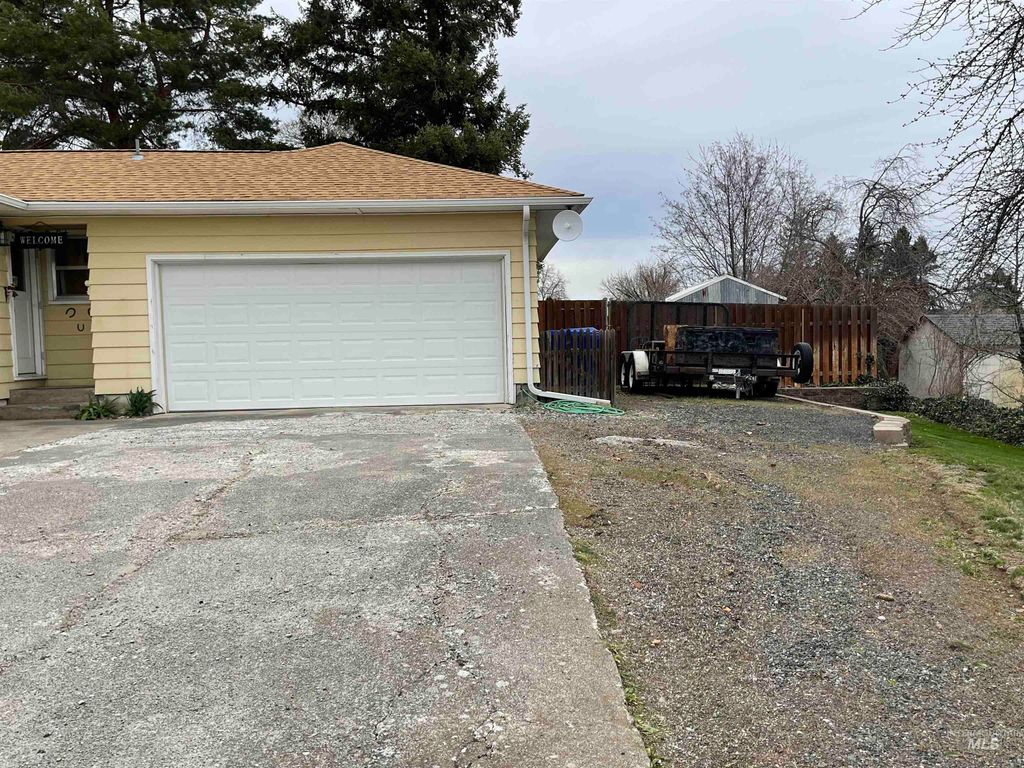 Photo of 1701 Richardson Ave, Lewiston, ID 83501 (MLS # 98979395)