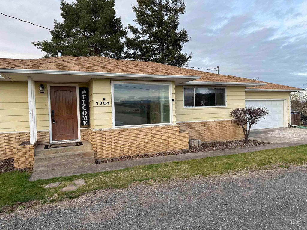 Photo of 1701 Richardson Ave, Lewiston, ID 83501 (MLS # 98979395)