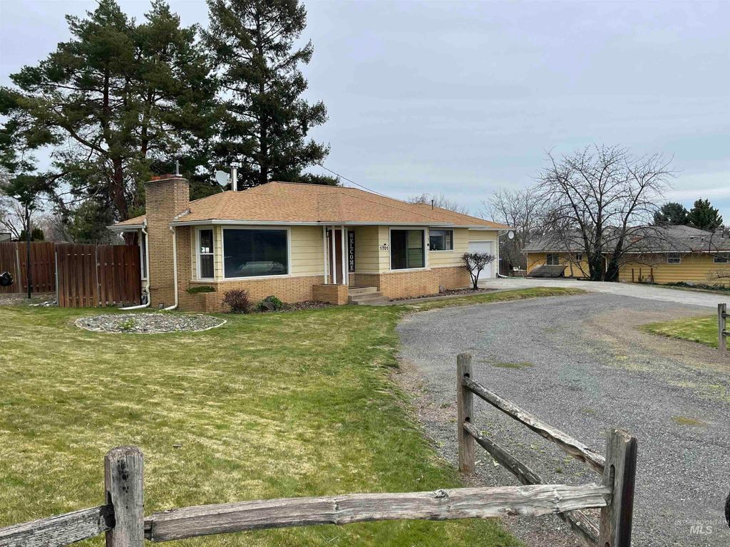 Photo of 1701 Richardson Ave, Lewiston, ID 83501 (MLS # 98979395)