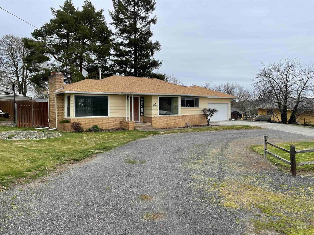 Photo of 1701 Richardson Ave, Lewiston, ID 83501 (MLS # 98979395)