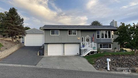 Photo of 232 Larkspur Ln, Lewiston, ID 83501 (MLS # 98963445)