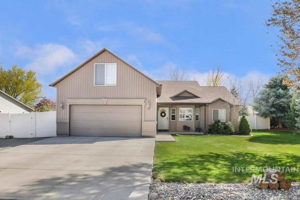 Photo of 2205 Mayberry Lane, Filer, ID 83328 (MLS # 98981019)