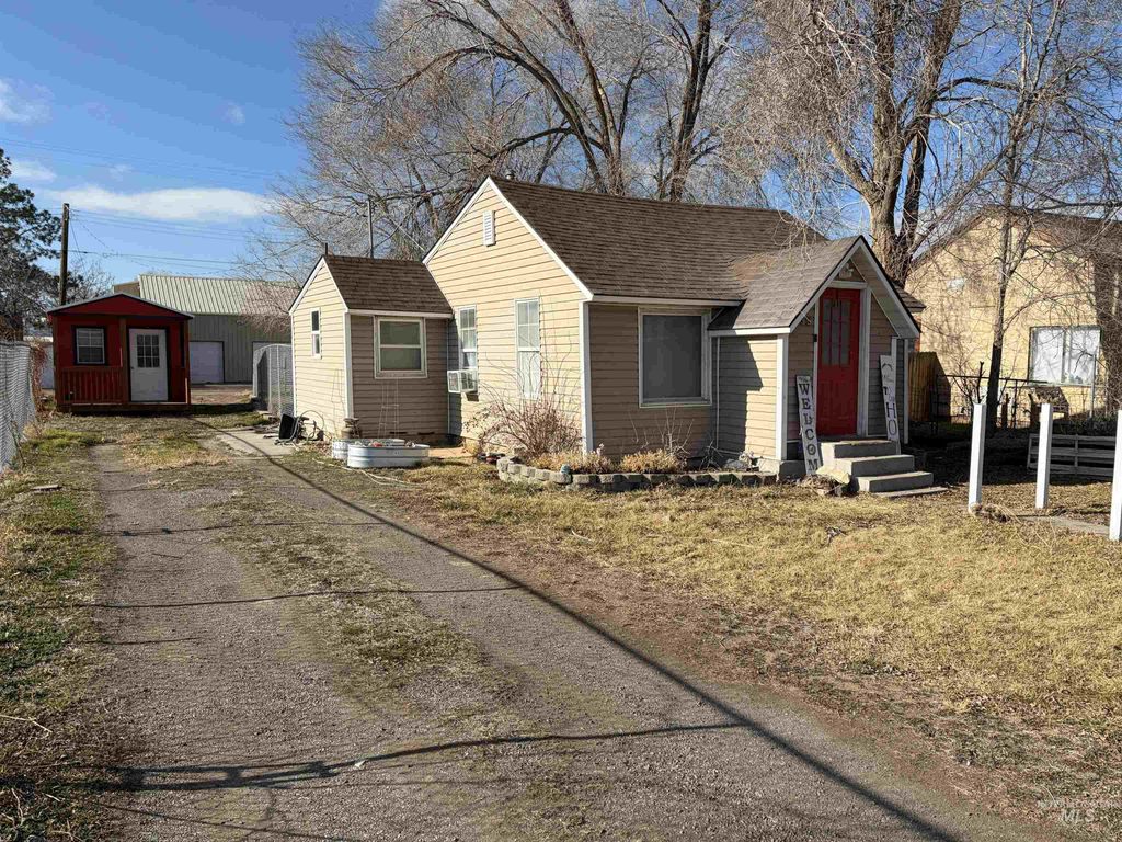 Photo of 135 Locust St, Twin Falls, ID 83301 (MLS # 98972793)