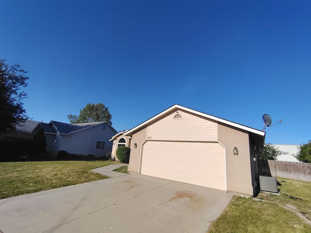 Photo of 40 S Bingham St, Nampa, ID 83651 (MLS # 98988457)