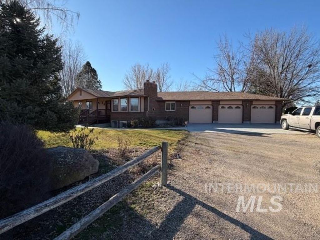 Photo of 2101 W Almaden Dr, Meridian, ID 83646 (MLS # 98984440)