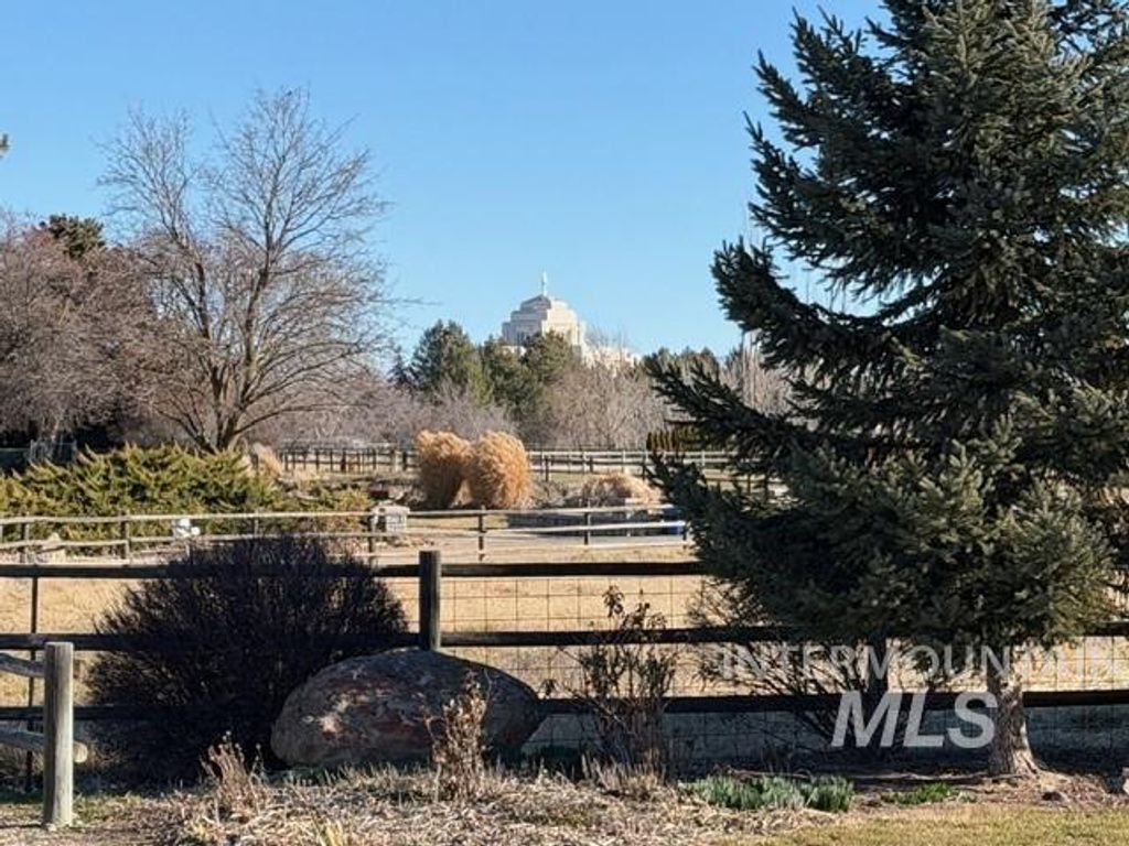 Photo of 2101 W Almaden Dr, Meridian, ID 83646 (MLS # 98984440)