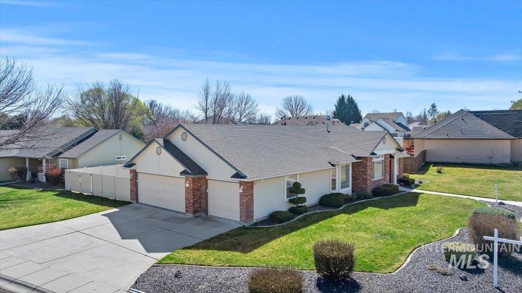 Photo of 120 S Middle Creek Dr, Nampa, ID 83686 (MLS # 98978744)