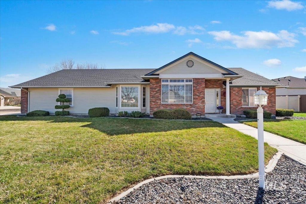 Photo of 120 S Middle Creek Dr, Nampa, ID 83686 (MLS # 98978744)