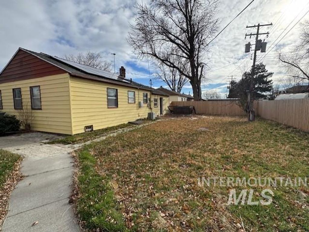 Photo of 118 Mountain View Dr, Mountain Home, ID 83647 (MLS # 98968720)