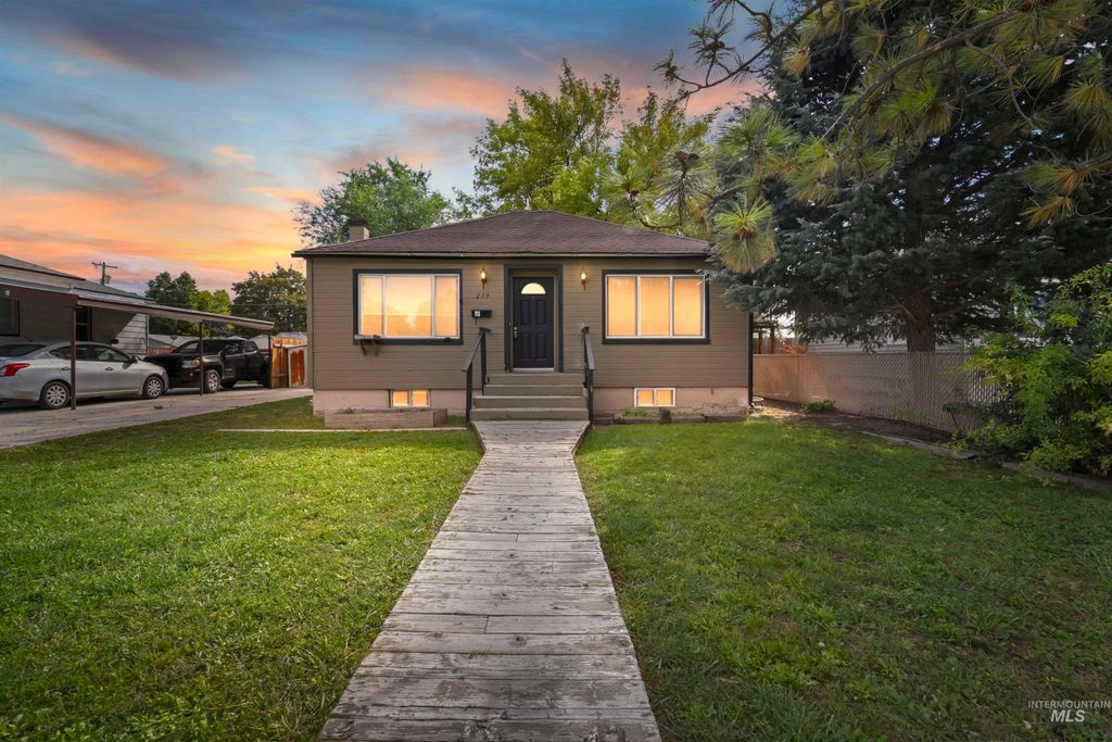 Photo of 219 Meffan Ave, Nampa, ID 83651 (MLS # 98964054)