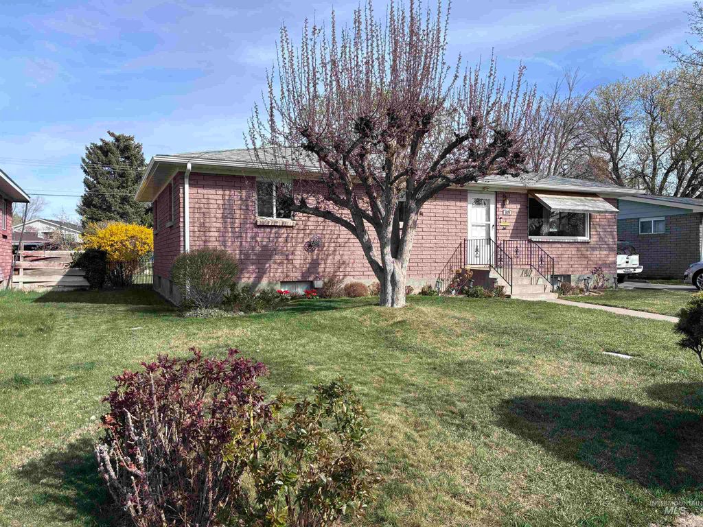 Photo of 570 Madison St, Twin Falls, ID 83301 (MLS # 98980329)