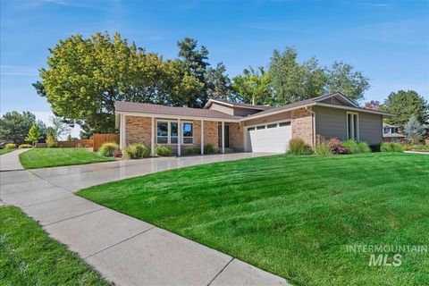 Photo of 455 N Pebble Beach Way, Eagle, ID 83616 (MLS # 98963940)