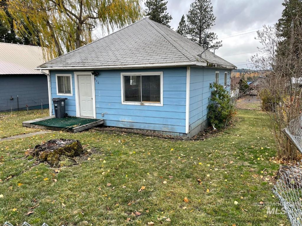Photo of 920 Pine St #N/A, Potlatch, ID 83855 (MLS # 98967225)