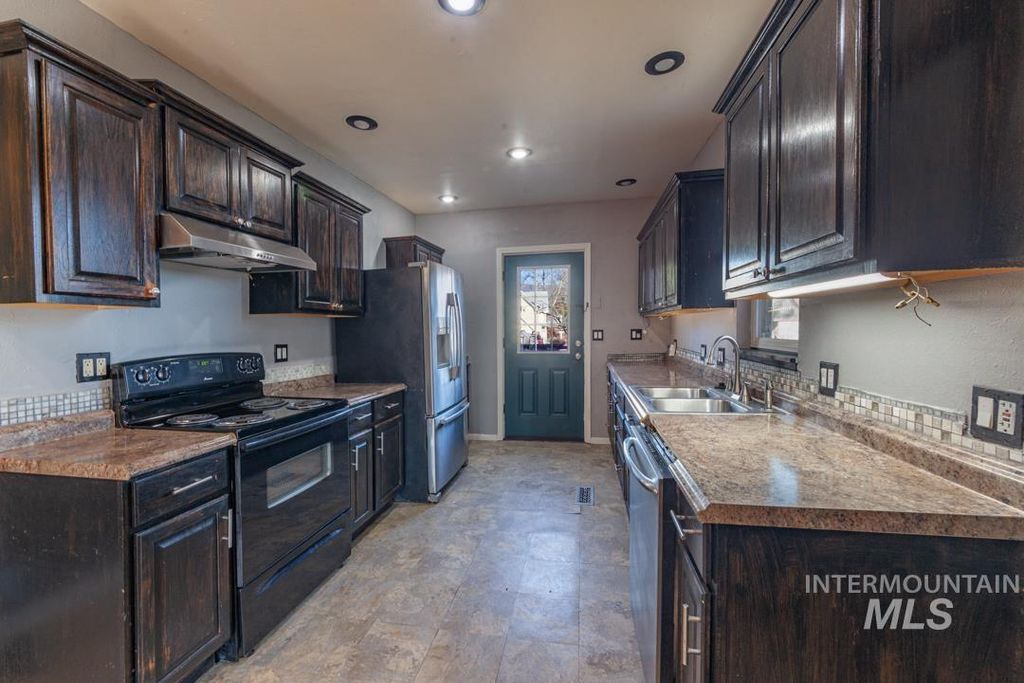 Photo of 909 10th Ave, Lewiston, ID 83501 (MLS # 98976786)